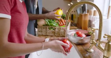 Çeşitli çiftler mutfakta sebze yıkıyor, tatilde birlikte taze yemek hazırlıyorlar. Yemek pişirme, yemek hazırlama, yemek, ilişki