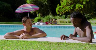 Farklı erkek arkadaşlar bilardoda hikaye anlatıyor, arkadaş çıkıntının altından kayıyor, aniden ortaya çıkıyor ve gülüyor. Rahatlama, dostluk, rahatlama, canlı, samimi, sosyalleşme, açık hava