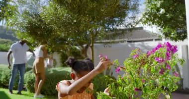 Farklı ailelerle bahçeyi keşfeden, güneşli bir tatil gününün tadını çıkaran bir kız. Boş zaman, doğa, yaz, bağlanma, güneş ışığı, açık hava