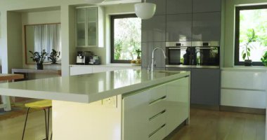 Pürüzsüz tasarımı olan modern mutfak. Ada, bar taburesi ve geniş pencere. Çağdaş, iç mekan, lüks, minimalist, dolap, tezgah