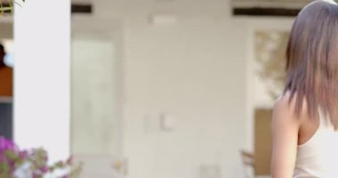 Çeşitli çiftler güneşli bir tatil gününde bahçede birlikte gülüyorlar. Arkadaşlık, eğlence, mutluluk, farklı çiftler, yaz, seyahat