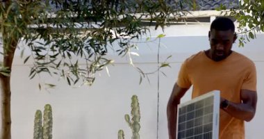 Güneş panelini ayarlıyorum, bahçedeki adam sürdürülebilir enerji çözümlerini keşfediyor. yenilenebilir, sürdürülebilirlik, teknoloji, yenilik, çevre, çevre dostu