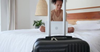 Evde dizüstü bilgisayar kullanan ve telefonla konuşan bir kadın. Teknoloji, iletişim, çoklu görev, eğlence, yaşam tarzı, bağlantı