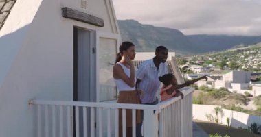 Çeşitli aileler tatil boyunca balkondan manzaralı dağ manzarasının keyfini çıkarıyorlar, rahatlamış, kopyalama alanı. seyahat, manzara, rahatlama, açık hava, doğa, eğlence