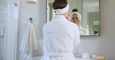 Cilt ipuçları için banyoda, göz altı jeli bantlı kadın kaydırma telefonu kullandıktan sonra. Cilt bakımı, rahatlama, güzellik, özbakım, modern, minimalist, teknoloji