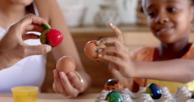 Paskalya, çeşitli aileler birlikte yumurta boyuyor, gülümsüyor ve evde yaratıcı zamanların tadını çıkarıyor. yaratıcılık, Paskalya, bağlılık, birliktelik, el sanatları, kutlama