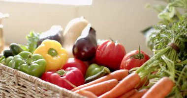 Evde, mutfakta havuç, domates ve dolmalık biber de dahil olmak üzere taze sebzeler sepette. organik, sağlıklı, beslenme, malzemeler, üretim, aşçılık