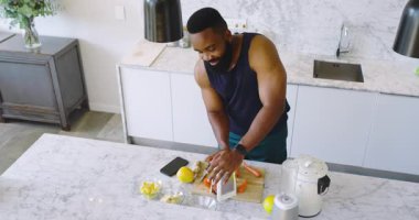 Modern mutfakta sebzeleri rendeliyor, rende ve limon kullanıyor. Yemek pişirme, hazırlık, sebze, mutfak, modern, sağlıklı, organizasyon