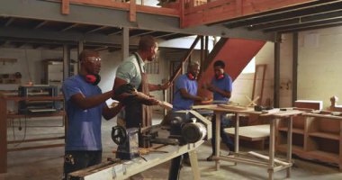 Erkek çıraklar olarak dönen Afrikalı Amerikalı eğitmen sarmalı mezurayla ölçüyor. Sanatçılık, akıl hocalığı, marangozluk, eğitim, sanayi, beceri geliştirme, yenilik