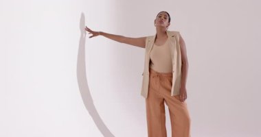 Stüdyodaki Hintli kadın modelin dairesel pervane pozisyonlarına yaklaşıyoruz. Minimalist, zarif, profesyonellik, moda, çok yönlülük, sanatsal, tarafsız