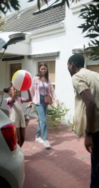 Dikey video: Tatil için araba paketleme, mutlu aile gülümsemesi ve evin dışında sohbet. seyahat, yolculuk, tatil, bağlanma, yaz, kaçamak