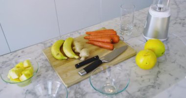 Video klipte kamerayı, mermer tezgahtaki ürünlerle birlikte kesim tahtasına çevirmeye başlayın. Sebzeler, taze, aşçı, modern, paslanmaz, sağlıklı, minimalist