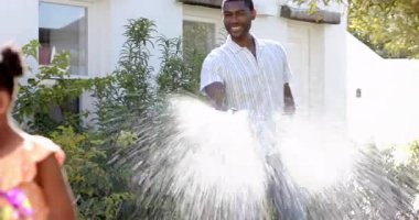 Puantiyeli genç kız bahçeyi keşfediyor, canlı çiçeklere hayran. Çocukluk, doğa, keşif, çiçek, bahçede, yaz zamanı.