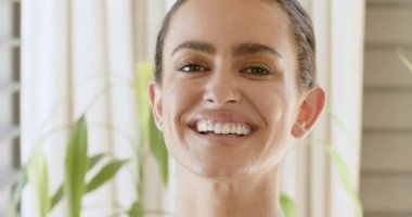 Kadın ifadeleri yer değiştiriyor, gün ışığı gibi perdelerle bakıyor, yanak dokusu dokunuyor. Portre, sükunet, zarafet, doğal ışık, minimalizm, sağlık, yüz ifadeleri.