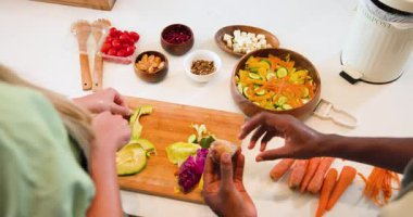 Mutfak adasında taze sebze görmek, çeşitli arkadaşların sebze doğraması ve gübre kırıntıları. Gurme, işbirliği, tazelik, kırsal, sağlıklı, aşçılık, hazırlık