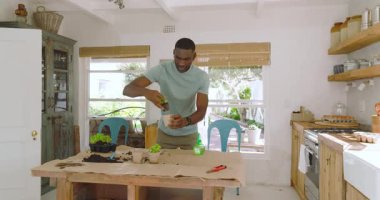 Çeşitli çiftler mutfakta tohum ekiyor, evlerinde bahçe işleri yapıyorlar. Bağ kurma, takım çalışması, bahçıvanlık, konfor, bakım, eğlence