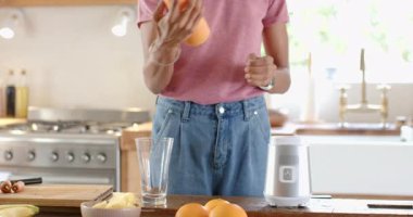 Bardağa taze meyve suyu dökmek, modern mutfaktaki kadın, heyecanlı, evde. İçecek, meyve, içecek, sağlıklı yaşam tarzı, kahvaltı, sağlık.