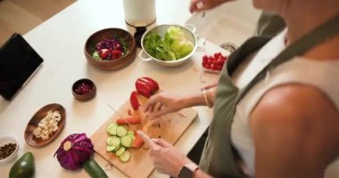 Modern mutfakta birlikte yemek pişiren olgun bir çift, yemek hazırlığının tadını çıkarıyor. Yaşam tarzı, aşçılık, aşk, bağlılık, tarif, ev