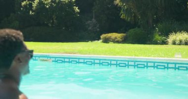 Kadınlar bardak uzatırken ve erkekler bilardo yudumlarken farklı çiftler mayo değiş tokuşu yapıyorlar. Boş zaman, romantizm, açık hava, coşku, rahatlama, arkadaşlık, tropikal