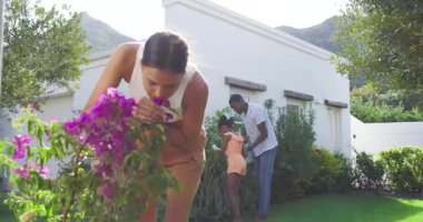 Okulda, çocuk masa başında çalışıyor, ödevlere odaklanıyor ve evde notlar yazıyor. Eğitim, öğrenme, konsantrasyon, akademik, sınıf, not defteri