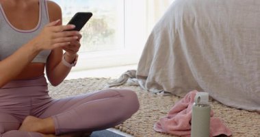 Derin nefes alma alıştırması, kulaklık takan kadın evde rahat görünüyor, fotokopi odası. Meditasyon, farkındalık, rahatlama, huzur, sağlık, sükunet.