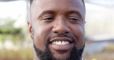 Afro-Amerikan adam, düşünceli ve düşünceli doğal ışıkta, serada, kopyalama alanında. Düşünce, sükunet, portre, erkek, dalgın, doğa