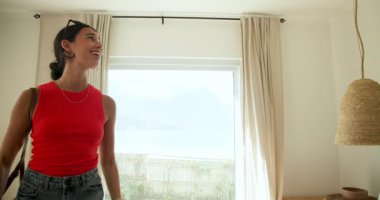 Yatakta dinlenirken, kırmızı tişörtlü kadın gülümsüyor ve evde huzurlu bir sabah geçiriyor. Rahatlama, huzur, mutluluk, rahatlık, yatak odası, konfor.