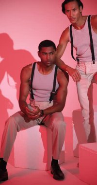 Dikey video: Modern moda stüdyosunda kendine güvenen şık kıyafetler içindeki modeller. giyim, tarz, moda, çağdaş, güven, cazibe