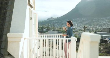 Kadın balkonda sabah kahvesinin tadını çıkarıyor manzaralı dağ manzarası, kopyalama alanı. Rahatlama, dinginlik, sükunet, rahatlık, sabah rutini, doğa.