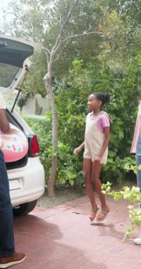 Dikey video: Bagaja bavul koymak, aile tatile hazırlanıyor, heyecanlanıyorum. Seyahat, yolculuk, macera, kaçış, yolculuk, bagaj