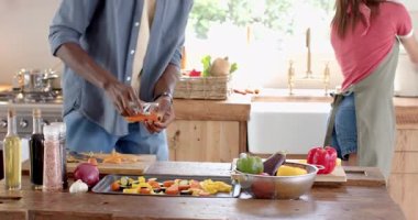 Çeşitli çiftler mutfakta birlikte yemek pişiriyor, yemek hazırlıyor ve evde tatilin tadını çıkarıyor. sağlıklı yaşam tarzı, romantizm, aşçılık, bağlanma, boş zaman, birliktelik