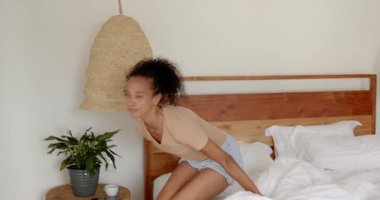 Kadın pencerenin kenarında durmuş, düşünceli bir ifadeyle dışarı bakıyor. Düşünce, içgözlem, yalnızlık, sükunet, huzur, yansıma.