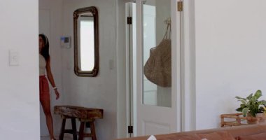 Memnuniyetle, çeşitli bavullu çifti tatil evinde oturma odasında kucaklamak. Seyahat, bagaj, mutluluk, rahatlama, yaşam tarzı