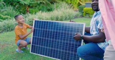 Güneş ışığı, çeşitli ailelerin çim kablosuna güneş paneli koymasını, hücreleri keşfetmesini sağlıyor. Sürdürülebilirlik, yenilik, eğitim, çevre dostu, açık hava, takım çalışması, modern