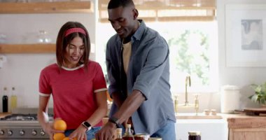 Mutfakta, çeşitli çiftler kahvaltı hazırlıyor ve tatilde birlikte gülüyorlar. Yemek pişirme, birliktelik, yaşam tarzı, eğlence, mutluluk, kaynaşma