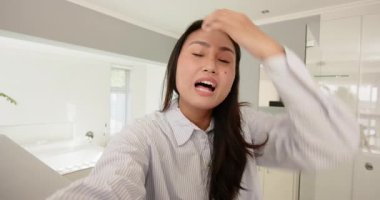 Orta yaşlı Asyalı kadın fırça kullanıyor, allık sürüyor ve banyo aynasında saç stilini açıklıyor. Güzellik, cilt bakımı, kozmetik, kendine bakım, zarafet, bakım, sağlık.