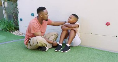 Afrika kökenli Amerikalı baba ve oğul, babanın yumuşak ve rahatlatıcı oğluyla çayıra yerleşiyorlar. Bağ, akıl hocalığı, destek, iletişim, sıcaklık, aile, açık hava