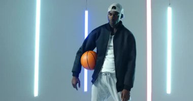 Basketbolu inceliyorum. Afrika kökenli Amerikalı orta yaşlı bir adam neon tüplerin altında salya akıtıyor. Sporcu, spor, fitness, kentsel, modern, dinamik, enerji
