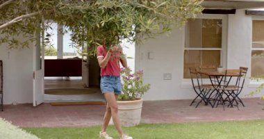 Çeşitli çiftler güneş paneli ve kahveyle bahçede güneşli bir günün tadını çıkarıyorlar. Sürdürülebilirlik, yenilenebilir enerji, çevre dostu, çeşitlilik, teknoloji, bahçede