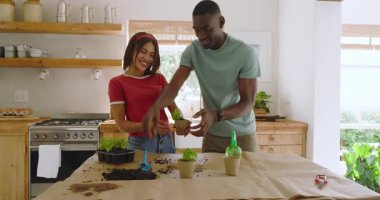 Çeşitli çiftler mutfakta bitki yetiştiriyor, tatilde, evde bahçe işlerinin keyfini çıkarıyorlar. Hobi, aşçılık, eğlence.