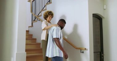 Çeşitli çiftler giriş salonundaki ahşap merdivenlerden iniyor, şakacı kucaklaşmalar ve sıcak bir gülümseme. Romantizm, şefkat, samimiyet, arkadaşlık, ev, sıcaklık, samimiyet