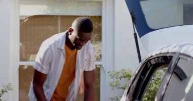 Çeşitli çiftler heyecanlı bir tatil macerası için arabalarını hazırlarken sevinçle kucaklaşıyorlar. Seyahat, tatil, yolculuk, heyecan, kaçış, mutluluk