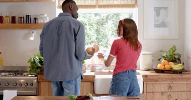 Çeşitli çiftler sıcak mutfakta birlikte taze yemek hazırlıyorlar, tatilin tadını çıkarıyorlar, evde. Aşçılık, yaşam tarzı, aşçılık, eğlence, romantizm, yerli