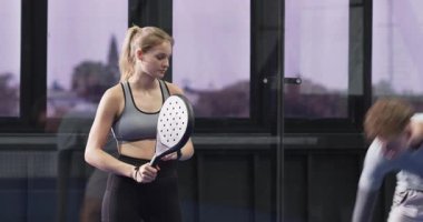 Arkadaşlar sahada raketlerle servis yaparlar ve eşlerin gelişine tepki verirler. Atletik, takım çalışması, eğitim, spor, kentsel, modern, enerjik