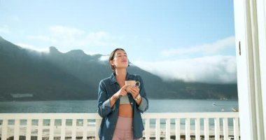 Kadın sabah kahvesini balkonda içiyor, manzaralı dağ manzarasına hayran, fotokopi odası. Rahatlama, sakinlik, manzara, rahatlık, huzur, sabah rutini