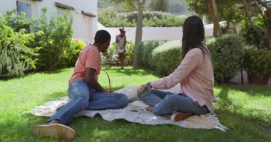 Paskalya, çeşitli aileler çimlerin üzerinde pikniğin tadını çıkarıyor, bahçede ağaçların altında dinleniyor ve sohbet ediyorlar. Açık hava, doğa, eğlence, bağlanma, rahatlama, sohbet