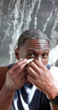 Dikey video: Adam bilardoda rahatlıyor, güneş ışığının tadını çıkarıyor, sıradan bir tişört giyiyor, kendini huzurlu hissediyor. Rahatlama, rahatlama, yaz, tatil, sükunet, güneş ışığı.