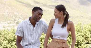 Çeşitli aileler bahçe tatilinde eğleniyor, gülümsüyor ve doğada kaynaşıyorlar. Beraberlik, bahçede, mutluluk.