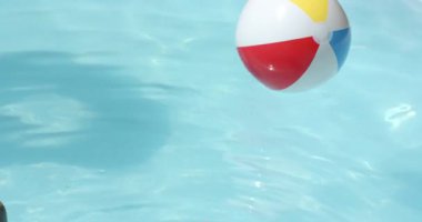 Asyalı bir kadın ayaklarını daldırıyor, plaj topu sekmesinden sonra bilardoda kavanoz içkisini yudumluyor, fotokopi çekiyor. Rahatlama, rahatlama, yaz, açık hava, canlı, minimalist, su.