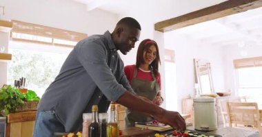 Çeşitli çiftler mutfakta taze sebze hazırlıyor, evde birlikte yemek pişiriyorlar. Mutfak, yerli, yaşam tarzı